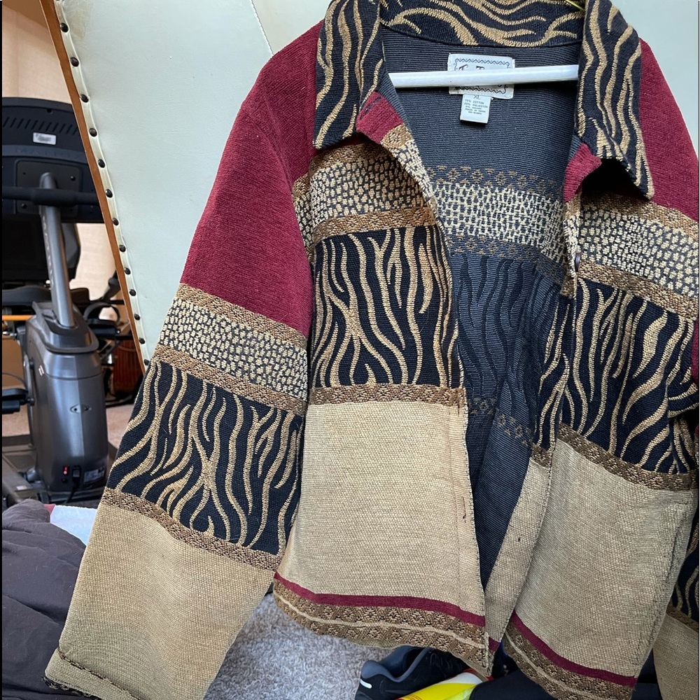 Unique Jacket With Patterned And Solid Colors. - image 2